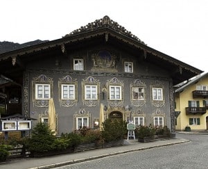 Façade du restaurant Zum Husaren à Garmisch-Partenkirchen Façade du restaurant Zum Husaren à Garmisch-Partenkirchen