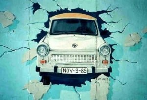 Peinture d'une Trabant passant le Mur de Berlin