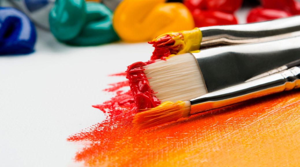 Pinceaux et traces peintures couleurs chaudes