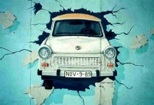 Peinture d'une Trabant passant le Mur de Berlin