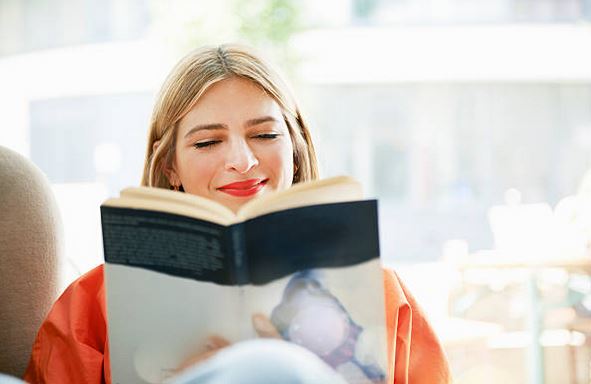 femme-lit-livre-lecture